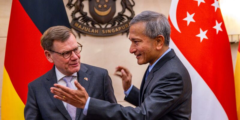 Außenminister Johann Wadephul (CDU) äußert sich auf der ersten Station seiner Reise nach Südostasien und in die Pazifikregion bei einem Treffen mit seinem Amtskollegen aus Singapur, Vivian Balakrishnan. - Foto: Jens Büttner/dpa