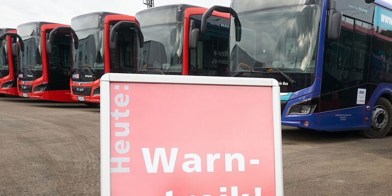 Linienbusse stehen wegen eines Warnstreiks auf einem Betriebshof. (Symbolbild) - Foto: Thomas Frey/dpa