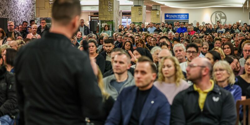 Nach dem spektakulären Gelsenkirchener Sparkassen-Einbruch öffnet die Bank eine Servicestelle für Kunden - hier ein Archivbild einer Informationsveranstaltung eines Rechtsanwalts für Kunden. (Archivbild) - Foto: Christoph Reichwein/dpa