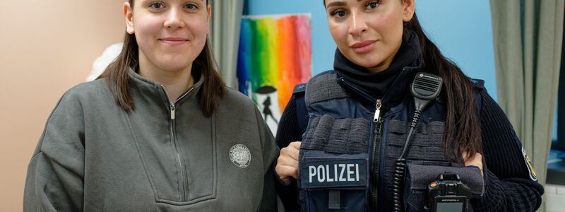 Als Ansprechpartnerinnen für die Betroffenen stehen in den Gewaltschutz-Anlaufstellen Polizistinnen - ausschließlich Frauen - bereit, die für diese Aufgabe besonders fortgebildet wurden - in Köln etwa Polizeimeisterin Maja Schomers (l) und Polizeimeisterin Hicran Aktas (r). - Foto: Henning Kaiser/dpa