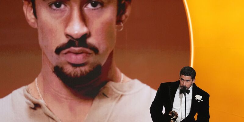 Bad Bunny hat den Grammy für das beste Album gewonnen. - Foto: Chris Pizzello/Invision/AP/dpa