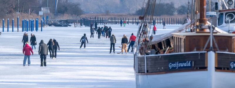 Gute Nachrichten für alle, die gerne Schlittschuhfahren gehen: Im Nordosten bleibt es bitterkalt - und viele Seen und gar Flüsse damit gefroren. - Foto: Stefan Sauer/dpa