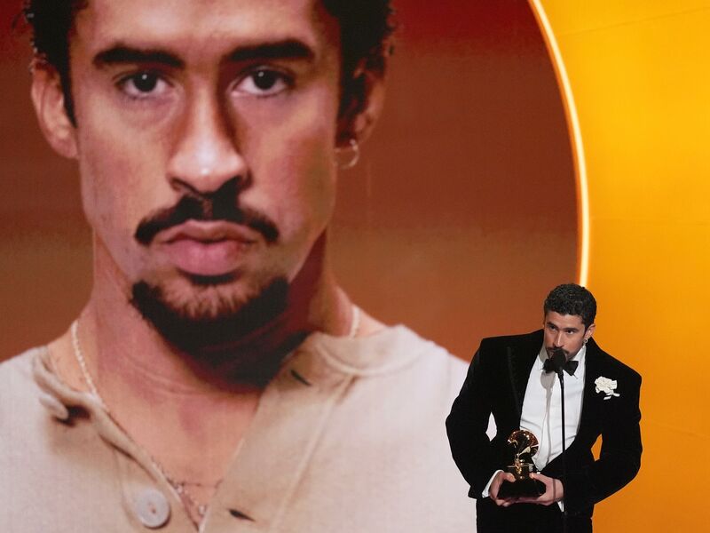 Bad Bunny gewinnt den Grammy für das beste Album.  - Foto: Chris Pizzello/Invision/AP/dpa