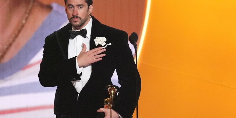 Bad Bunny nimmt den Preis für das Album des Jahres entgegen. - Foto: Chris Pizzello/Invision/AP/dpa