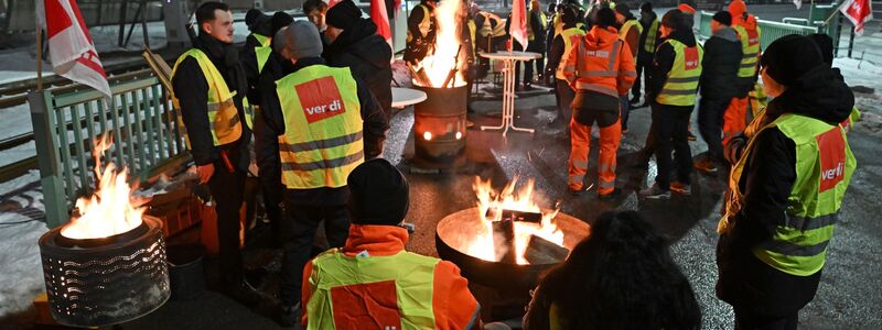 Gewerkschaftsmitglieder stehen vor dem Betriebshof der Erfurter Verkehrsbetriebe AG. - Foto: Martin Schutt/dpa