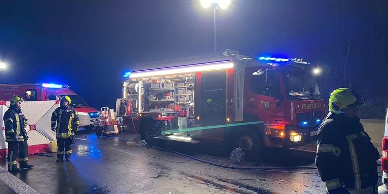 FW Bergheim: Drei Personen sterben bei schwerem Verkehrsunfall auf der Autobahn 61 bei Bergheim Zwei weitere Personen verletzt - Rettungshubschrauber im Einsatz - Foto: presseportal.de