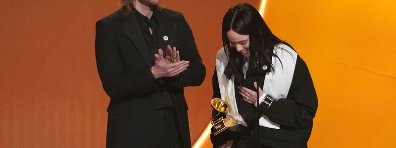Finneas und Billie Eilish nehmen den Preis für den Song des Jahres entgegen. - Foto: Chris Pizzello/Invision/AP/dpa