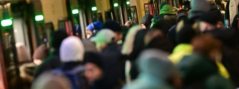 Die Regional- und S-Bahnen der Deutschen Bahn fahren ohne Einschränkungen - wie hier am Bahnhof Gesundbrunnen in Berlin. - Foto: Sebastian Christoph Gollnow/dpa