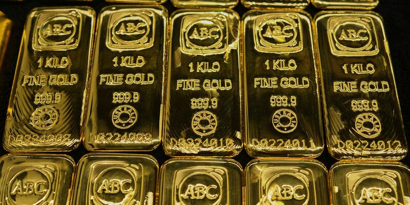 Nachdem der Preis für Gold wochenlang stark gestiegen war, sackt er nun deutlich ab. (Archivbild) - Foto: Mark Baker/AP/dpa