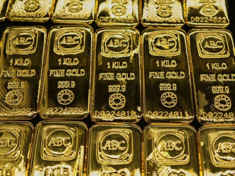 Nachdem der Preis für Gold wochenlang stark gestiegen war, sackt er nun deutlich ab. (Archivbild) - Foto: Mark Baker/AP/dpa