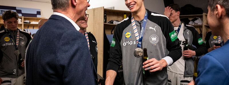 Bundeskanzler Friedrich Merz gratuliert Deutschlands Handballern in der Kabine. - Foto: Guido Bergmann/Presse- und Informationsamt der Bundesregierung/dpa