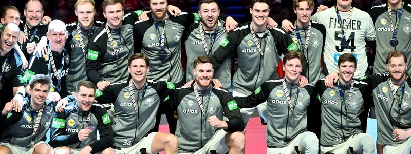 Deutschlands Handballer freuen sich über EM-Silber. - Foto: Sina Schuldt/dpa