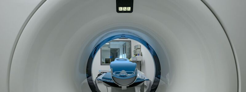 Das Bild zeigt einen Computertomographen. - Foto: Patrick Pleul/dpa