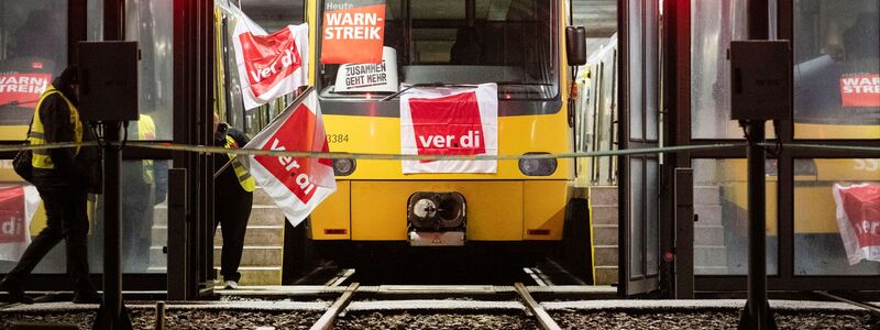Die Warnstreiks im Nahverkehr bekommen vor allem Pendler, Schülerinnen und Schüler sowie deren Eltern zu spüren. - Foto: Marijan Murat/dpa