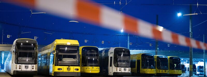 Am Montagmorgen standen in vielen Teilen Deutschlands - wie hier in Dresden - die Busse und Straßenbahnen still. - Foto: Sebastian Kahnert/dpa