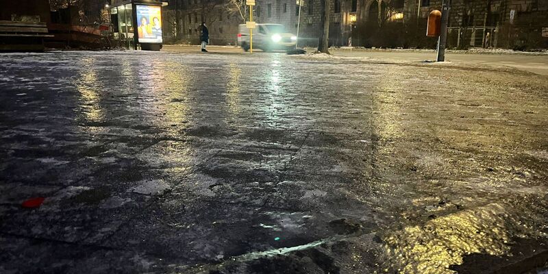 Es kann wieder - oder weiter - glatt werden. - Foto: Caroline Bock/dpa