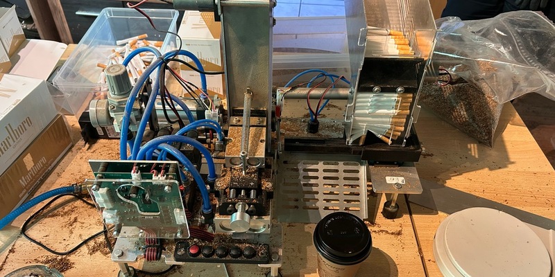 ZOLL-M: (Mini-)Fertigungsanlage für Zigaretten in Privatwohnung entdeckt. - Foto: presseportal.de