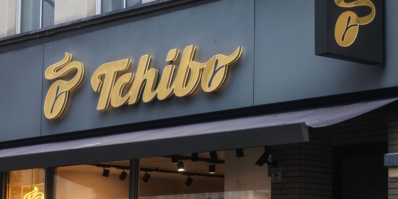 Tchibo verkauft Kaffee unter anderem in seinen Filialen. (Symbolbild) - Foto: Oliver Berg/dpa