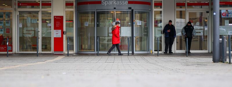 Knapp fünf Wochen nach dem spektakulären Einbruch ist die Sparkasse Gelsenkirchen wieder offen – allerdings nicht die Schließfachanlage. (Archivbild) - Foto: Christoph Reichwein/dpa