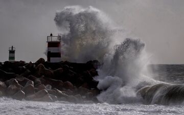 Der Atlantiksturm «Kristin» war mit Windgeschwindigkeiten in Böen von mehr als 200 Kilometern pro Stunde über Portugal hinweggefegt und hatte für große Schäden im Inland und hohen Wellengang an den Küsten gesorgt. (Symbolbild) - Foto: Michael Probst/AP/dpa