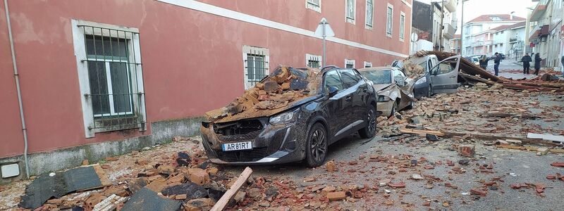 Während in Portugal die Aufräumarbeiten nach den Verwüstungen durch den Sturm «Kristin» noch in vollem Gange sind, bringen neue Sturmtiefs Wind und viel Regen.  - Foto: Jorge Lemos/AP/dpa