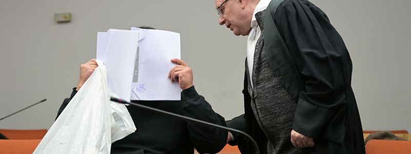 Der Student verbarg sein Gesicht zu Beginn des Prozesses. - Foto: Malin Wunderlich/dpa
