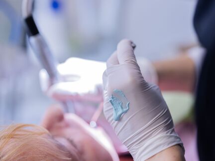 Wirbel um Zahnarztbesuche. Heute zahlt die Krankenkasse feste Zuschüsse. (Archivbild) - Foto: Rolf Vennenbernd/dpa