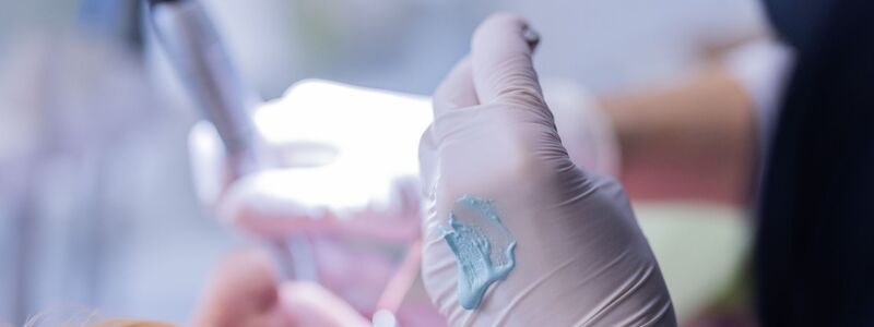 Wirbel um Zahnarztbesuche. Heute zahlt die Krankenkasse feste Zuschüsse. (Archivbild) - Foto: Rolf Vennenbernd/dpa