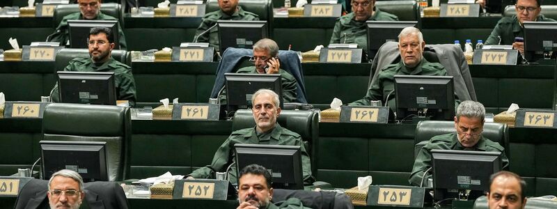 Der Iran reagiert auf EU-Sanktionen: Parlamentsabgeordnete tragen die Uniformen der Revolutionsgarden. (Archivbild) - Foto: Hamed Malekpour/Islamic Consultative Assembly News Agency;AP/dpa
