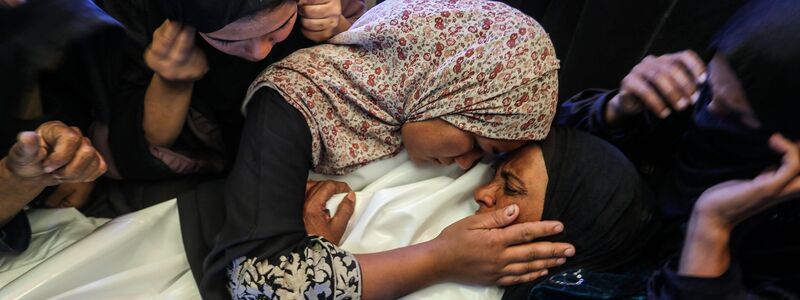 Laut palästinensischen Angaben soll ein Kind, das bei einem israelischen Angriff getroffen und getötet worden sein. - Foto: Abed Rahim Khatib/dpa