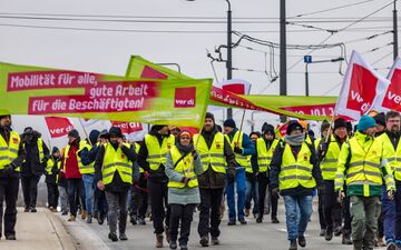 An vielen Orten fanden Kundgebungen und Demonstrationen statt. - Foto: Frank Hammerschmidt/dpa