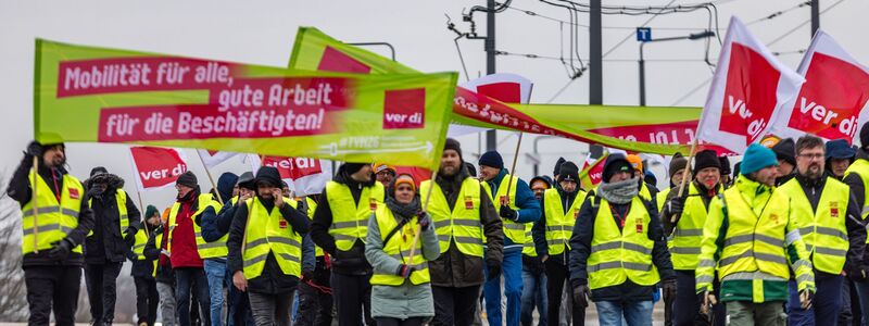 An vielen Orten fanden Kundgebungen und Demonstrationen statt. - Foto: Frank Hammerschmidt/dpa