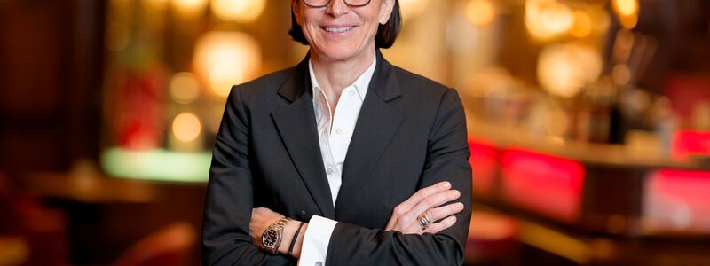 Die 57-Jährige singt Schlager im Playback, tanzt mit ihren Angestellten und erklärt die Arbeit im Hotel. - Foto: Uwe Anspach/dpa