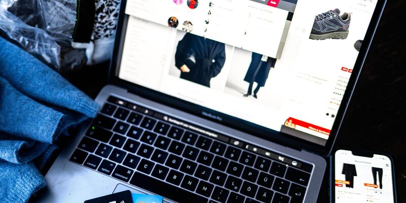 Online-Shopping: Viele häufen bei Zahlungsmethoden mit Aufschub Schulden an (Archivbild) - Foto: Sina Schuldt/dpa/dpa-tmn