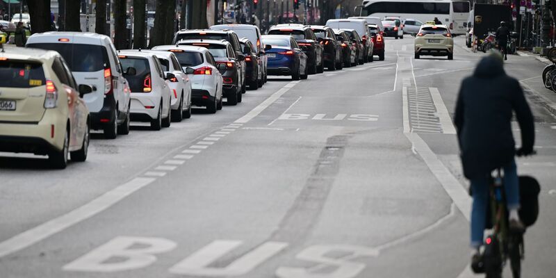 Fährt kein Bus, sind mehr Autos unterwegs - fertig ist der Stau. (Archivbild) - Foto: Sebastian Gollnow/dpa
