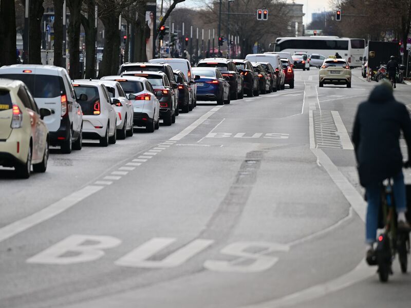 Fährt kein Bus, sind mehr Autos unterwegs - fertig ist der Stau. (Archivbild) - Foto: Sebastian Gollnow/dpa
