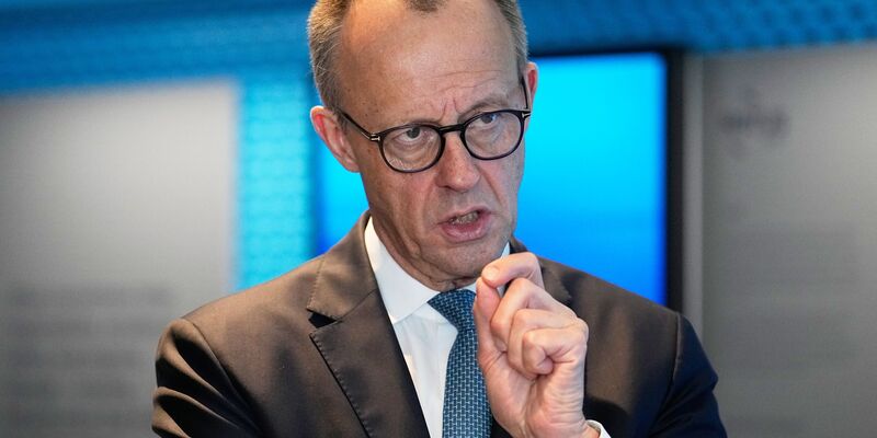 Vor dem Termin in Eschborn besuchte Merz das Unternehmen Niedax Infrastructure in Neustadt (Wied). - Foto: Martin Meissner/POOL AP/dpa