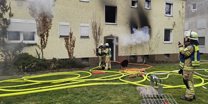 FW-KLE: Ausgedehnter Wohnungsbrand - Flammen schlagen aus Fenstern - Foto: presseportal.de