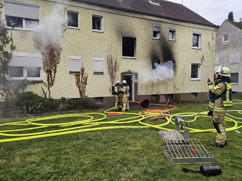 FW-KLE: Ausgedehnter Wohnungsbrand - Flammen schlagen aus Fenstern - Foto: presseportal.de