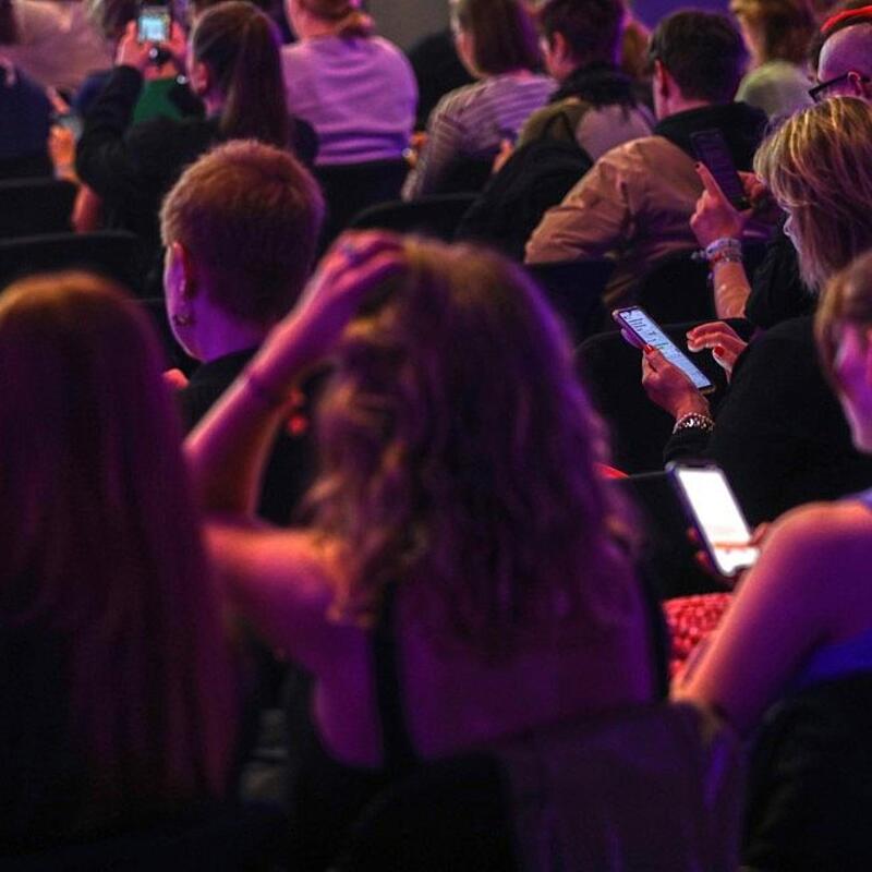 Junge Leute mit Smartphone (Archiv) - Foto: via dts Nachrichtenagentur