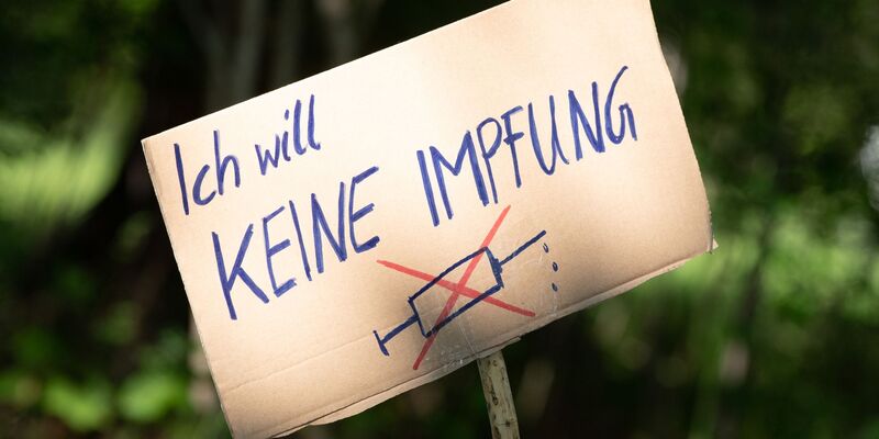 In der Corona-Krise gingen Impfgegner auch auf die Straße. In sozialen Netzwerken sind sie nach wie vor aktiv. (Archivfoto) - Foto: Sebastian Kahnert/dpa-Zentralbild/dpa