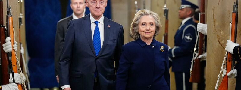 Die Anwälte der Clintons sagen, das Ehepaar sei bereit, zu einvernehmlich vereinbarten Terminen persönlich unter Eid auszusagen. (Archivbild) - Foto: Melina Mara/Pool The Washington Post/dpa