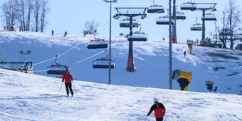 Das Geschäft mit Ski und Snowboards lahmt.  - Foto: Swen Pförtner/dpa