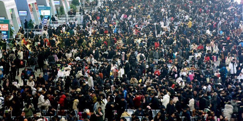 Auch in diesem Jahr dürfte es wieder voll werden an Chinas Bahnhöfen. (Archivbild)  - Foto: -/CHINATOPIX/AP/dpa