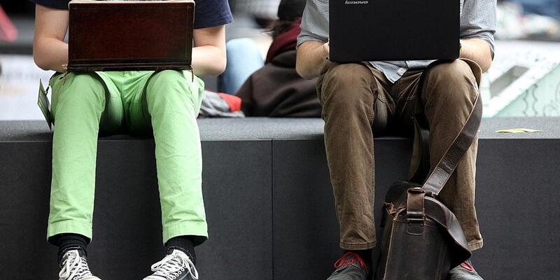 Zwei Männer surfen im Internet (Archiv) - Foto: via dts Nachrichtenagentur