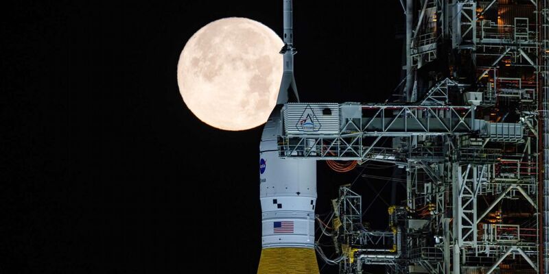 Der Vollmond scheint hinter dem Raktensystem «Artemis 2» auf dem Weltraumbahnhof Cape Canaveral - Foto: Sam Lott/NASA via AP/dpa
