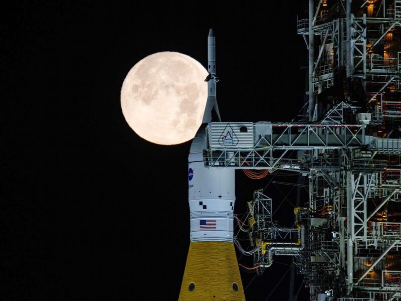 Der Vollmond scheint hinter dem Raktensystem «Artemis 2» auf dem Weltraumbahnhof Cape Canaveral - Foto: Sam Lott/NASA via AP/dpa