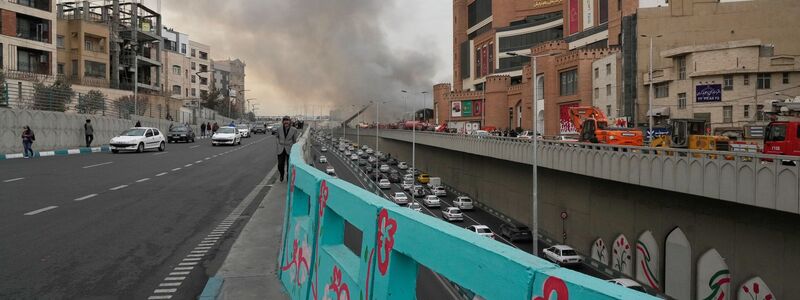 Beim Eintreffen der Einsatzkräfte stand die Halle fast vollständig in Flammen, dichter Rauch stieg in den Himmel. - Foto: Vahid Salemi/AP/dpa