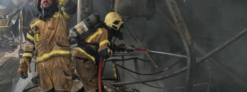 Das Feuer war Medien zufolge am Dienstag in einer 2.000 Quadratmeter großen Markthalle ausgebrochen. - Foto: Vahid Salemi/AP/dpa