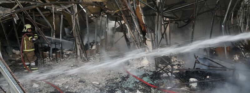 Mehrere Feuerwachen seien an den Löscharbeiten im Westen Teherans beteiligt.  - Foto: Vahid Salemi/AP/dpa